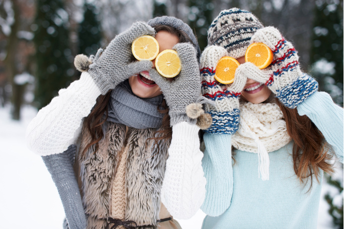 Femmes qui prennent des compléments alimentaires en hiver